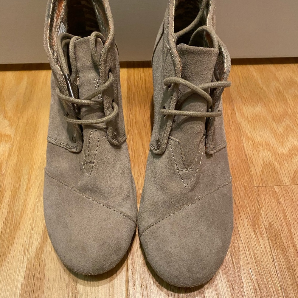 Toms desert wedge booties
